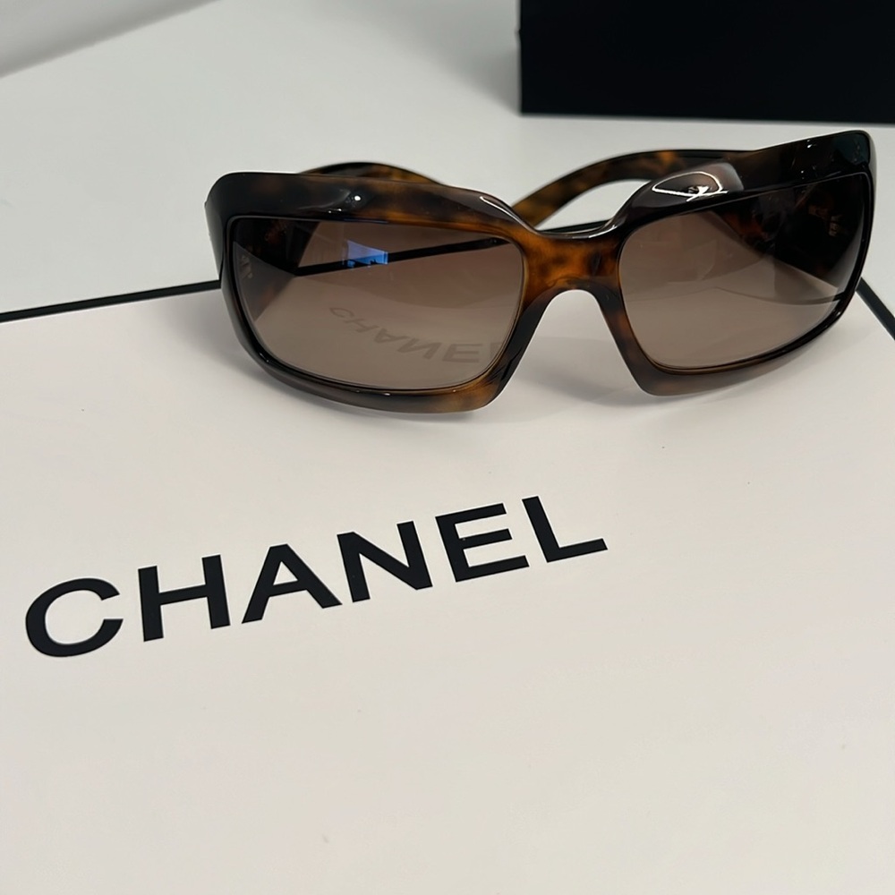 CHANEL sunglasses Comes with Case - Picture 5 of 11